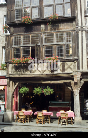 FACHWERK HAUS UND PFANNKUCHEN RESTAURANT DINAN BRETAGNE FRANKREICH Stockfoto