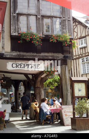 PANCAKE RESTAURANT UND FACHWERKHÄUSER DINAN BRETAGNE FRANKREICH EUROPA Stockfoto