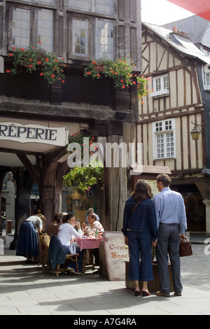 PAAR BEOBACHTEN SPEISEKARTE AN BORD EIN PFANNKUCHEN-RESTAURANT UND FACHWERKHÄUSERN DINAN BRETAGNE FRANKREICH Stockfoto