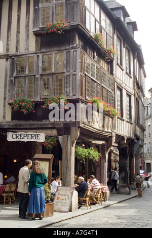 PAAR BEOBACHTEN SPEISEKARTE AN BORD EIN PFANNKUCHEN-RESTAURANT UND FACHWERKHÄUSERN DINAN BRETAGNE FRANKREICH Stockfoto