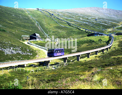 Die Standseilbahn auf Cairn Gorm Berg Abstieg von der Bergstation an einem sonnigen Sommertag Stockfoto