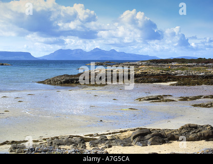 Blick auf Rum aus Portnaluchaig in der Nähe von Mallaig in Schottland Stockfoto