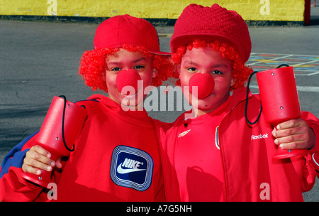 Der Schule zwei primäre Schulkinder auf Red Nose Day, London, UK. Stockfoto