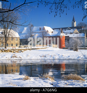 Winterliche Stadtansicht von Cham Mit Biertor Und Pfarrkirche Sankt Jakob, Naturpark Oberer Bayerischer Wald, Oberpfalz, Bayern Stockfoto