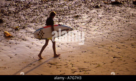 Surfer am Strand von St Belades Bay, Jersey, Kanalinseln Stockfoto