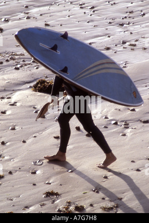 Surfer am Strand von St Belades Bay, Jersey, Kanalinseln Stockfoto