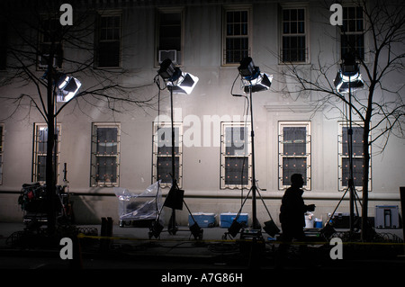 Lichter werden außerhalb eines Restaurants in Greenwich Village für eine Filmproduktion eingerichtet Stockfoto