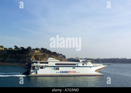 CONDOR FÄHREN KANALINSELN VERLASSEN SAINT-MALO HAFEN BRETAGNE FRANKREICH Stockfoto