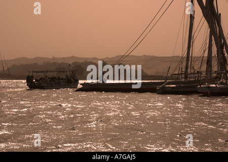 Sepia Foto eines touristischen Motorboot und Feluke auf dem Nil in Luxor Stockfoto