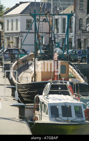 Boote neben der Anlegestelle in Sutton Harbour neben dem Barbican Plymouth Devon Great Britain Stockfoto