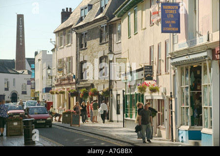 Die Hauptstraße durch die Barbakane zeigt die Plymouth Gin-Destillerie in der Ferne Plymouth Devon Great Britain Stockfoto