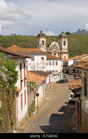 Ein Überblick über typische Architektur und die Igreja de Nossa Senhora Pilar - eine der ältesten Kirchen in Ouro Preto, Brasilien. Stockfoto