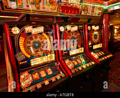 Spielautomaten in der Spielhalle am Meer, UK Stockfoto