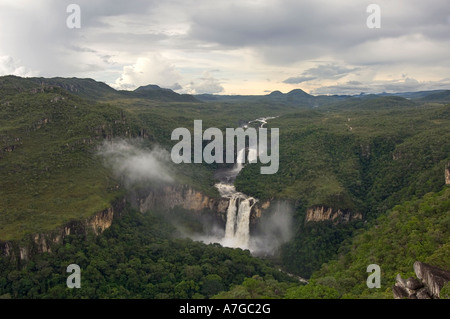 Ein Blick auf die zwei wichtigsten Wasserfälle (die 120 und 80 Meter) von der Chapada Dos Veadeiros Nationalpark in Brasilien. Stockfoto