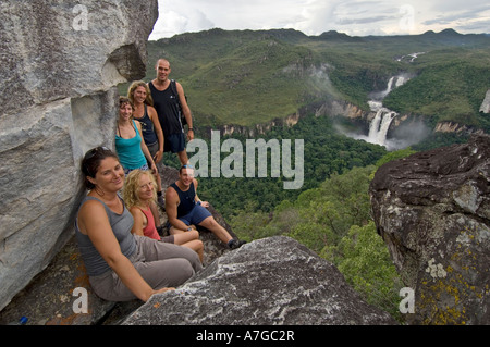 Eine Gruppe von Touristen am Aussichtspunkt in der Chapada Dos Veadeiros Nationalpark mit den Wasserfällen im Hintergrund. Stockfoto