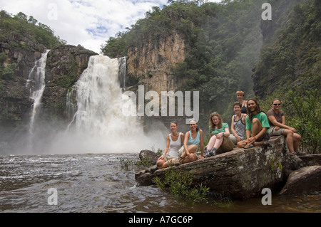 Eine Gruppe von europäischen Touristinnen und Guide bei der 120 Meter hohen Wasserfall in die Chapada Dos Veadeiros Nationalpark Brasiliens. Stockfoto