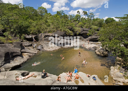 Eine Gruppe von Touristen abkühlen und entspannen Sie sich in einen Felsen-Pool am Vale da Lua (Tal des Mondes) in Brasilien. Stockfoto