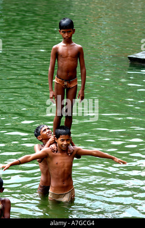 Jungen spielen im Banganga Wasserbehälter in Bombay jetzt Mumbai Maharashtra Indien Asien Stockfoto