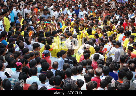 PKB77884 Inder Menschenmenge am Janmashtami Festivaltag am Dadar in Bomabay jetzt Mumbai Maharashtra Indien Stockfoto
