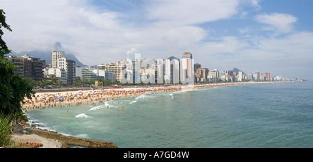 2 Bild Stich Panoramablick auf Strand von Ipanema mit Corcovado (Christusstatue) und Zuckerhut im Hintergrund. Stockfoto