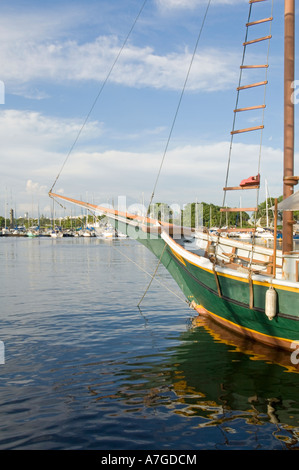 Ein Yachthafen in Rio De Janeiro mit dem Bogen einer herkömmlichen Yacht im Vordergrund und spiegelt sich im Wasser. Stockfoto