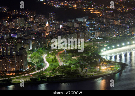 Eine Nahaufnahme der Luftaufnahme des Gebiets Flamengo Rio De Janeiro von der Spitze der Zuckerhut in der Nacht. Stockfoto