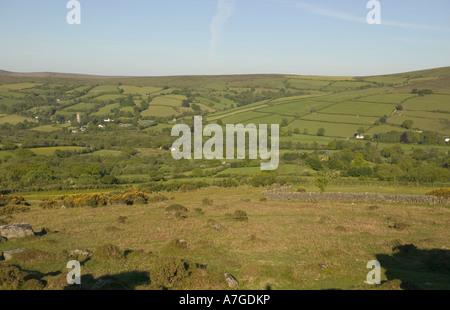 Ein Blick über Widecombe und Ackerland um ihn herum von Bonehill Felsen Dartmoor National Park Devon Great Britain Stockfoto