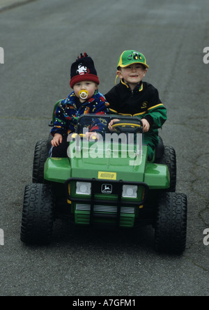 Boys On Spielzeug Jeep im Vereinigten Königreich Stockfoto