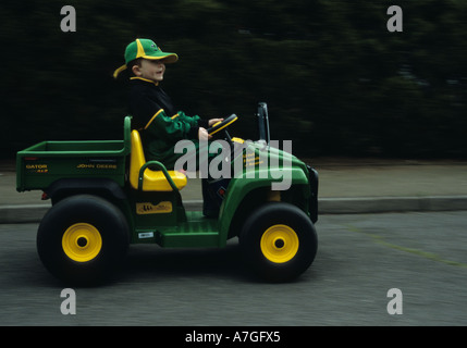 Junge auf Spielzeug Jeep im Vereinigten Königreich Stockfoto