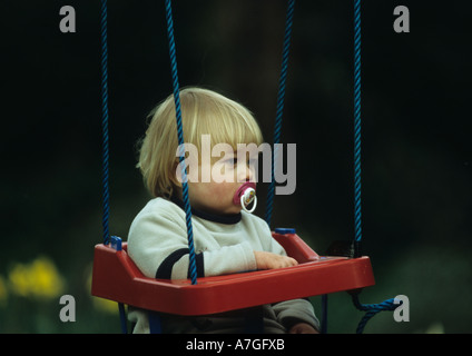 Kleiner Junge auf Schaukel im Vereinigten Königreich Stockfoto