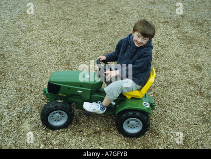 Jungen Spielzeug Traktor im Vereinigten Königreich zu fahren Stockfoto