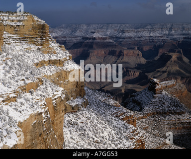 Morgenlicht auf Neuschnee (bis hin zu der Supai Gruppe) von der South Rim des Grand Canyon NAT ' l Park, a-z Stockfoto