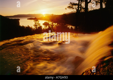 Wasserfall bei Sonnenaufgang in Eagle Creek über Emerald Bay, Lake Tahoe, CA. Stockfoto