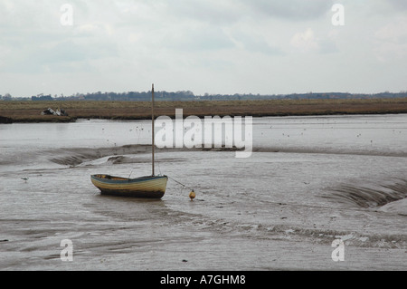 Segelboot aufgegeben im Schlamm stecken Stockfoto