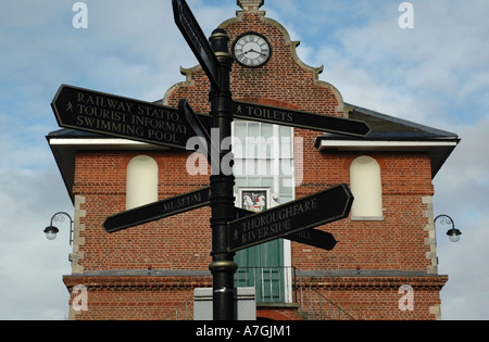 Wegweiser und Shire Hall, Woodbridge, Suffolk Stockfoto