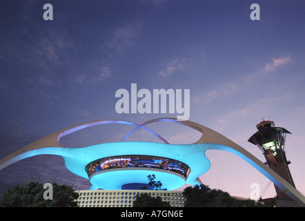 USA, CALIFORNIA, Los Angeles Airport (LAX): das Thema Gebäude (b.1961) & LAX Turm Abend Beleuchtung Stockfoto