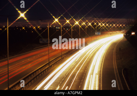 Langzeitbelichtung der Verkehr auf der Autobahn m62 bei Nacht Leeds uk Stockfoto