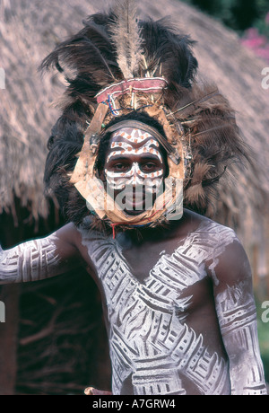 Porträt des traditionellen Kikuyu-Mann trägt einen Kopfschmuck aus Straußenfedern Central Provinz Kenia in Ostafrika hautnah Stockfoto