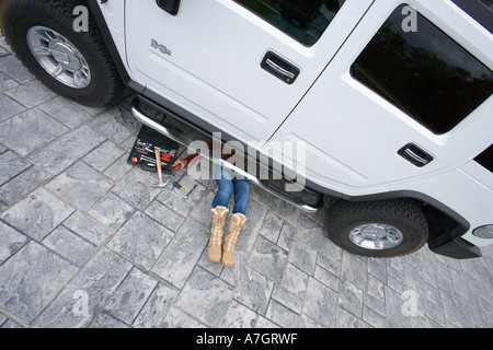 Frau, die auf Hummer Stockfoto
