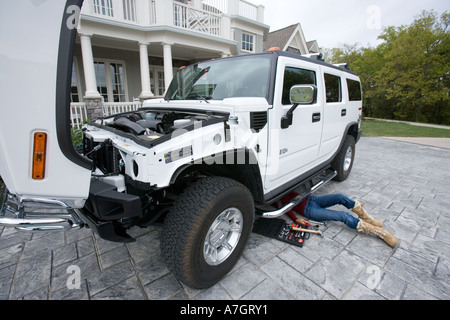 Frau, die auf Hummer Stockfoto