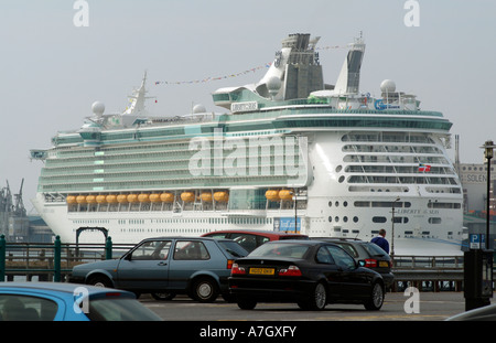 Freiheit der Meere Kreuzfahrtschiff im Hafen von Southampton England UK angedockt Stockfoto