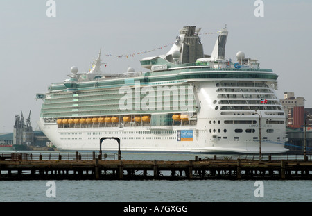 Freiheit der Meere Kreuzfahrtschiff im Hafen von Southampton England UK angedockt Stockfoto