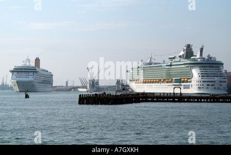 Hafen von Southampton The Aurora macht ihren Weg nach unten Southampton Wasser Freiheit der Meere Kreuzfahrtschiff angedockt in England Großbritannien Stockfoto