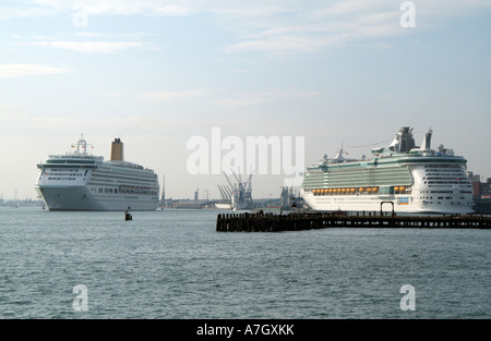 Hafen von Southampton The Aurora macht ihren Weg nach unten Southampton Wasser Freiheit der Meere Kreuzfahrtschiff angedockt in England Großbritannien Stockfoto