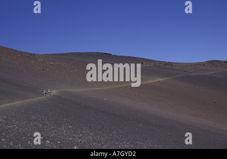 N.a., USA, Hawaii, Maui, Haleakala National Park, Wanderer auf kargen Spuren in Vulkankrater Stockfoto