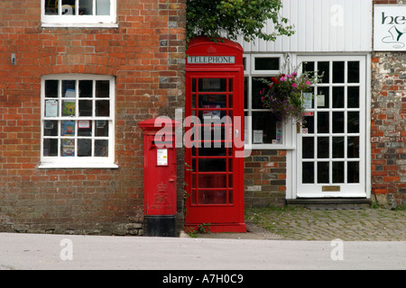 Rote Telefonzelle Kiosk Säule und Post im Dorf Avebury Wiltshire Stockfoto