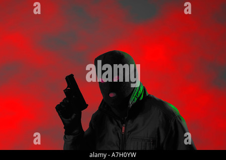männliche Terrorist mit Ski-Maske mit Handfeuerwaffe Raum betreten Stockfoto