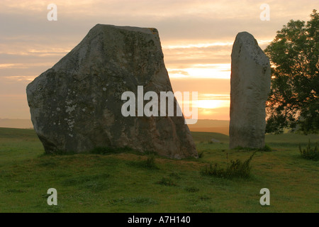 Sonnenaufgang über der alten Steinkreis und Wiltshire Downs unter dem Dorf Avebury Stockfoto