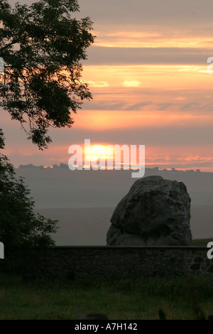 Sonnenaufgang über der alten Steinkreis und Wiltshire Downs unter dem Dorf Avebury Stockfoto