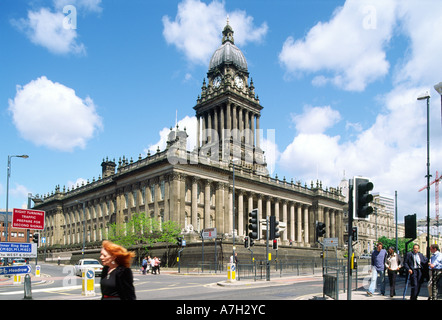 Blick über Straße bekannt als The Headrow an Leeds City Hall in Victoria Square, in der Stadt von Leeds, West Yorkshire, England. Stockfoto
